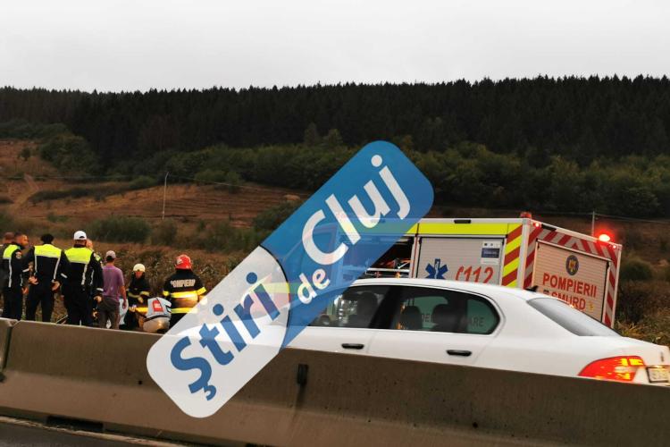 Foto/Video Exclusiv - Accident grav în Cluj. O mașină a intrat într-un cap de pod pe DN1 E60 / Două persoane încarcerate