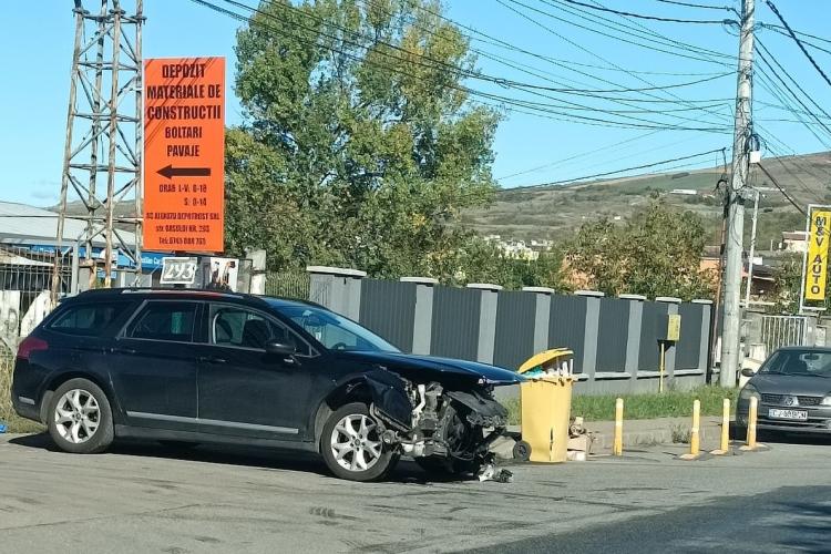 Cluj: Accident rutier pe strada Oașului. Un autoturism s-a făcut praf / Zona se aglomerează