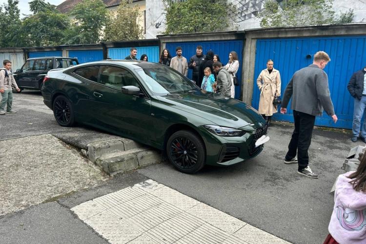 Un BMW a luat-o la vale pe o stradă din Cluj! Bolidul de lux a trecut chiar peste scări - FOTO 