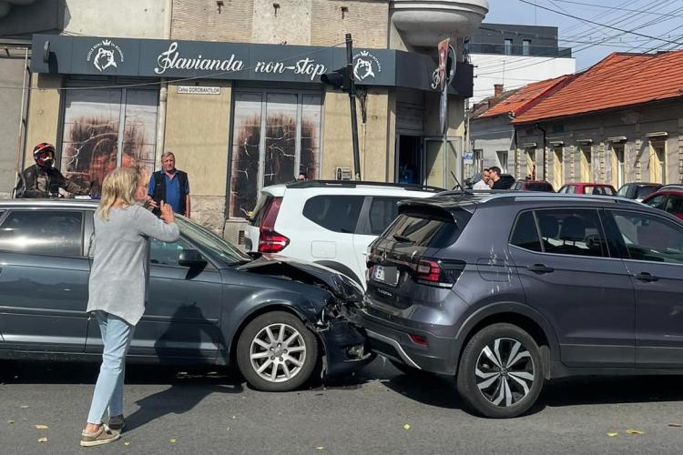 Accident rutier pe Calea Dorobanților. Două mașini s-au tamponat: ,,Când nu știi să păstrezi distanța…”