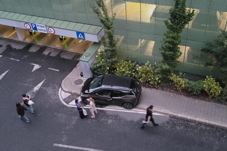 ,,Nu are un leu să parcheze civilizat în Parking” - O șoferiță din Cluj și-a lăsat mașina fix pe trotuar și s-a oprit ,,la o poveste”