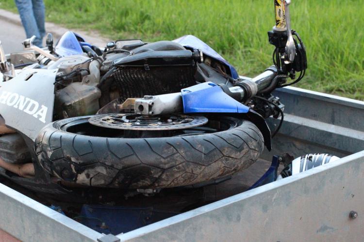 Un motociclist de 18 ani, accidentat grav de un şofer de 71 de ani. Tânărul a murit la spital