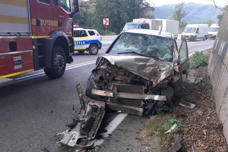 Accident rutier pe DN1 E60 între două autoturisme. O femeie a fost transportată la spital - FOTO