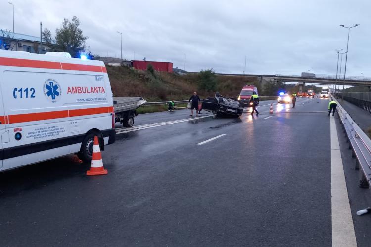 Pericol public pe șosea! Un bărbat a adormit la volan și s-a răsturnat pe autostradă. O persoană a rămas încarcerată 