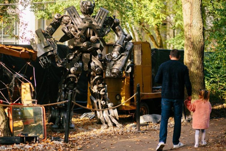 14 roboți gigant s-au instalat în Iulius Parc și îi așteaptă pe clujeni să se bucure de o experiență interactivă specială!