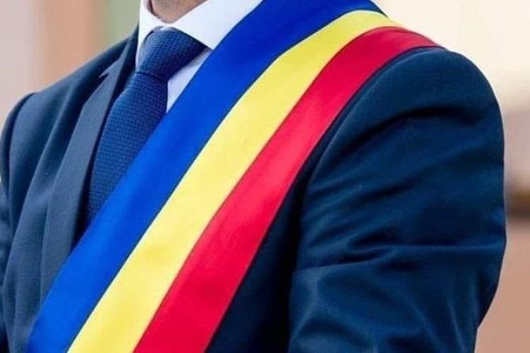 Tentația a fost prea mare! Primar ales 20 de ani la rând, prins că fura curent din rețeaua publică: „A fost o greşeală. Cineva mi-a zis s-o legăm aşa”