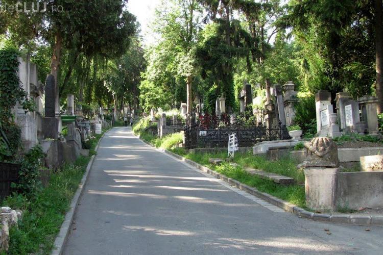 Clujeancă, nemulțumită că nu poate traversa Cimitirul Central după lăsarea serii: „Aleile nu sunt iluminate, e lipsă de respect”