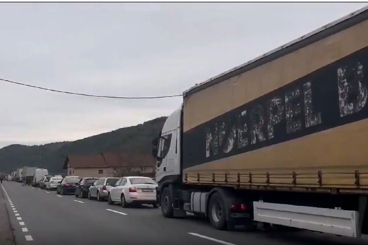 Trafic blocat complet din cauza Târgului de la Negreni, pe sensul Oradea-Cluj: „Stăm de patru ore la intrare în Negreni. Nu înaintăm deloc” VIDEO