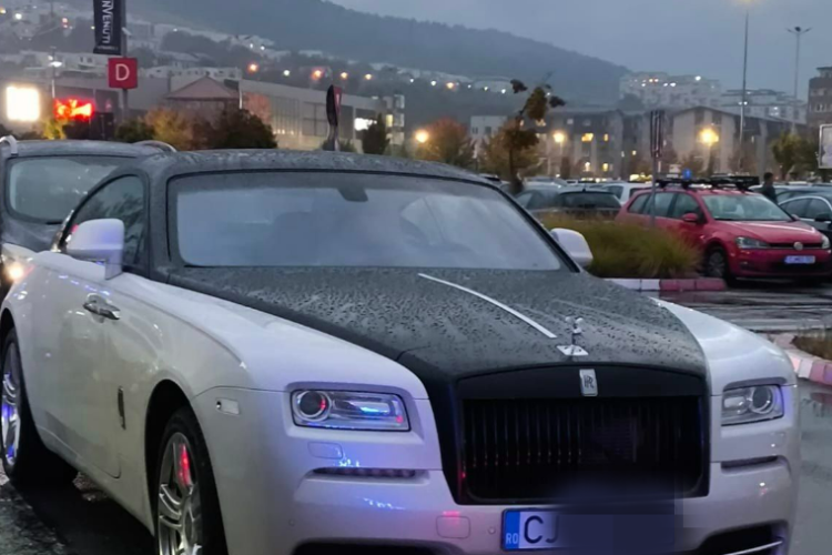 Șmecher de Cluj cu Rolls Royce la VIVO! Și-a parcat bolidul de lux fix în fața intrării: „Cocălăreala nu se spală cu sute de mii de euro” FOTO