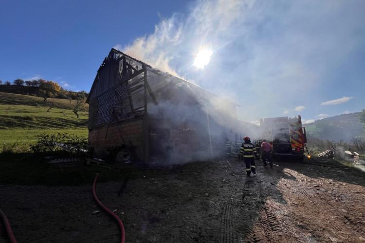 Incendiu într-o localitate din Cluj! A existat pericolul ca flăcările să se extindă/ De la ce a pornit totul - FOTO 