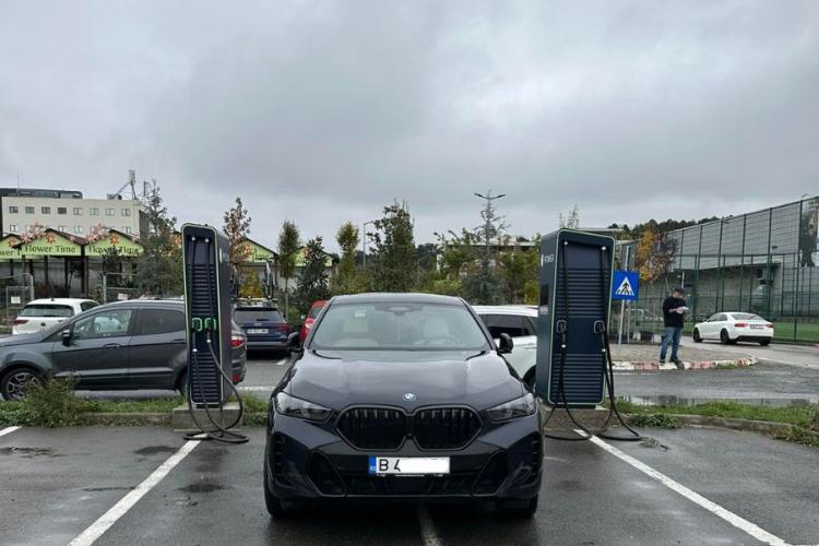 BMW cu numere de București, parcat în două stații de încărcare electrică, la VIVO! Cluj: „Când nu știi ce loc să alegi, le iei pe amândouă”