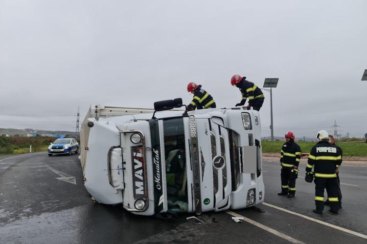 Cluj: Un TIR s-a răsturnat la ieșire din comuna Apahida, spre Jucu. Șoferul camionului a fost consultat de paramedicii SMURD