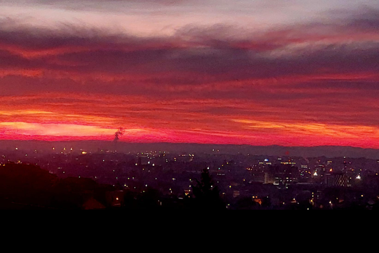 Răsărit de poveste la Cluj: Cerul a luat foc și s-a îmbrăcat în roșu aprins/ Spectacolul ROȘU al Clujului surprins în fotografii uimitoare! FOTO