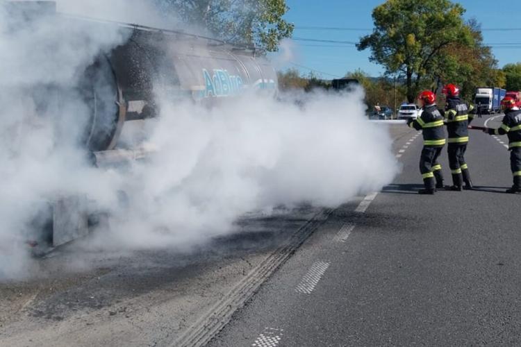 O cisternă a luat foc la ieșirea din județul Cluj. Ce mare noroc a diminuat dezastrul