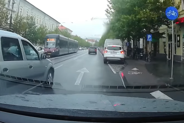 VIDEO. Accident evitat milimetric, pe strada Horea din Cluj! Un șofer cu numere de Sălaj i-a tăiat calea unui clujean