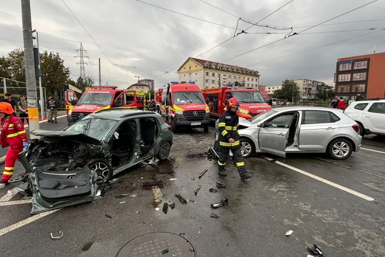 Accident GRAV pe strada Oașului din Cluj! Cinci persoane au fost rănite/Un bărbat a rămas încarcerat, pompierii s-au chinuit să-l scoată FOTO/VIDEO