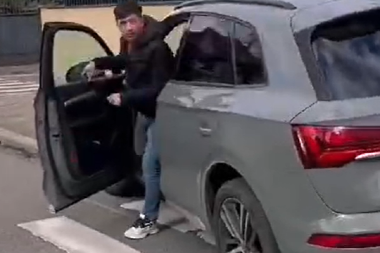 VIDEO Mircea Bravo, „scandal” publicitar pe o stradă din Cluj, după ce și-a parcat Audi-ul pe o trecere de pietoni: „Ai văzut că am stat doar un minut?”