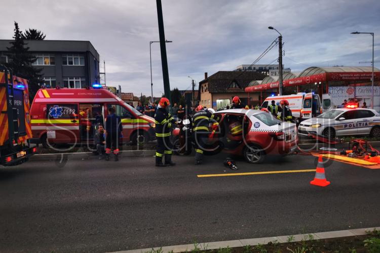 FOTO/VIDEO Accident teribil între un autoturism din Cluj și un taxi din Târgu Mureș. A intervenit descarcerarea pentru a scoate victimele din taxi