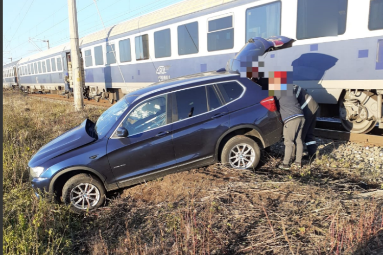 Cluj- Accident pe calea ferată: Un BMW a fost lovit de tren/ În mașină erau doi pasageri FOTO 