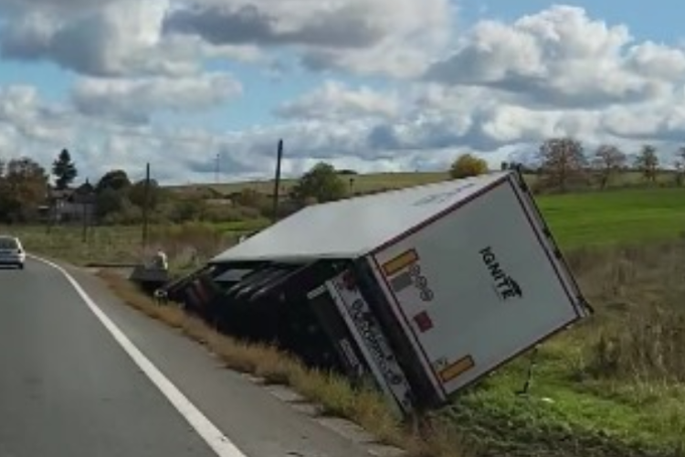 Cluj: Un TIR s-a răsturnat în afara părții carosabile! Autocamionul a ajuns în șant - VIDEO