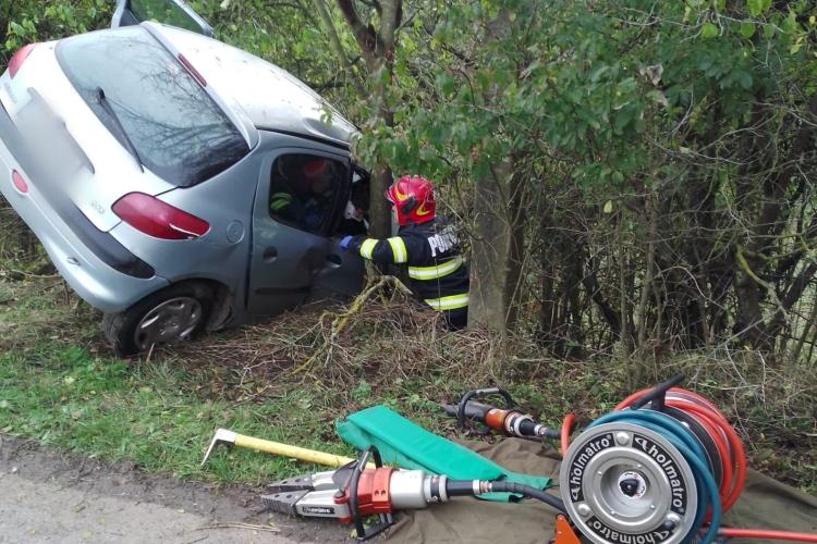 Cluj: O șoferiță a fost rănită, după s-a răsturnat cu mașina într-un șanț! Femeia, scoasă dintre fiare de către pompieri