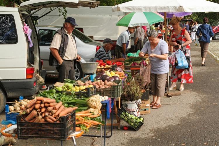 Cluj: Comercianții din piața volantă din Gheorgheni, acuzați că blochează căile de acces spre blocuri și lasă o mizerie de nedescris în urma lor