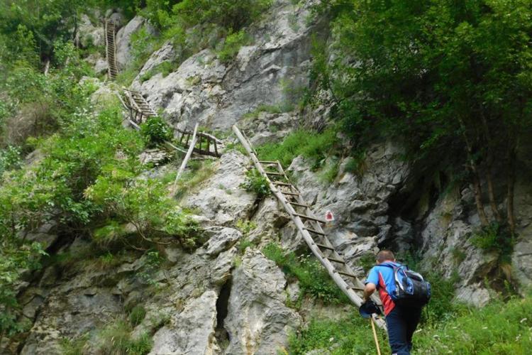 FOTO. Satele din România la care poţi ajunge doar cu scara! Sunt atât de izolate încât puțini se încumetă să le viziteze