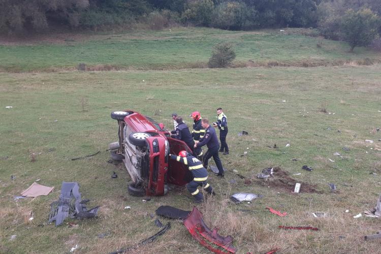 Accident Cluj- O mașină s-a răsturnat la Izvoru Crișului. Victima a avut noroc cu doi pompieri ISU Cluj aflați în zonă, care au intervenit rapid FOTO