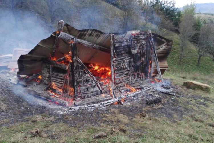 Tragedie fără margini! Un bărbat a murit, după ce casa în care se afla a luat foc/ Se afla într-o zonă montană greu accesibilă