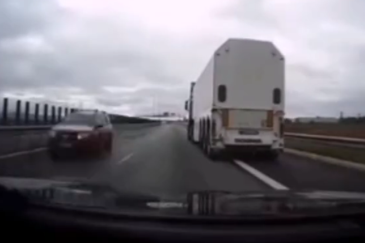 Un vârstnic de 85 de ani a fost filmat circulând pe contrasens pe autostradă. Bărbatul a rămas fără carnet și a primit o amendă usturătoare - VIDEO