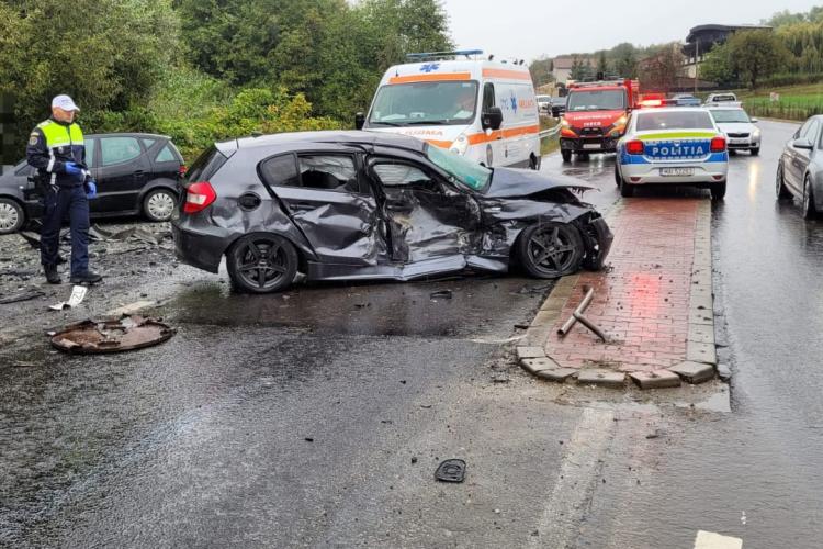 Accident la ieșire din Feleacu, Cluj! O femeie și un bărbat au fost transportați de urgență la spital