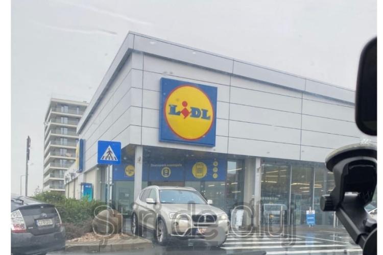 Șofer șmecher, „stăpân” peste o trecere de pietoni din fața unui supermarket din Cluj: „Când ai BMW si plouă, dar ai cumpărături de făcut”