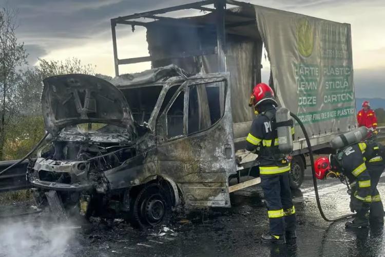 Mașină distrusă de incendiu pe autostrada Sibiu-Sebeș. Pompierii au intervenit de urgență 