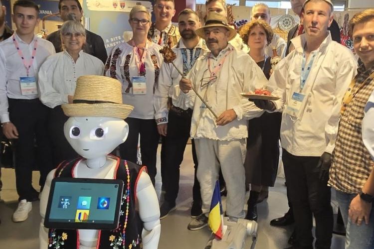 Cel mai simpatic robot din Ardeal, Pepper, întâmpină vizitatorii de la Bruxelles la stand-ul cu mâncăruri tradiționale. Este ghidat de profesorii UTCN Cluj