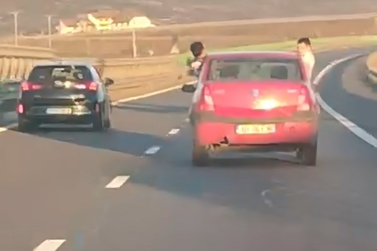 VIDEO Scene șocante pe Autostrada Transilvania, Cluj! Doi copii surprinși cu corpul pe jumătate ieșit pe geamul unei mașini care gonea cu viteză! 