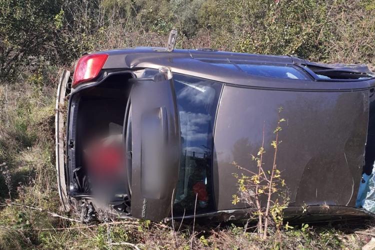 Cluj: Mașină răsturnată pe Autostrada Transilvania! Doi bărbați au fost evaluați de medici/ Elicopterul SMURD, în alertă