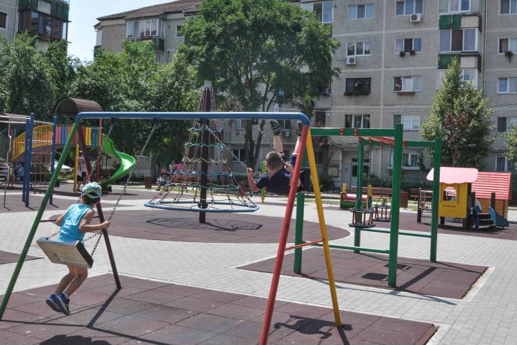 Realitatea crudă a copiilor din Cluj-Napoca: Micuții stau la coadă ca să se dea în leagănele dintr-un parc din Gheorgheni