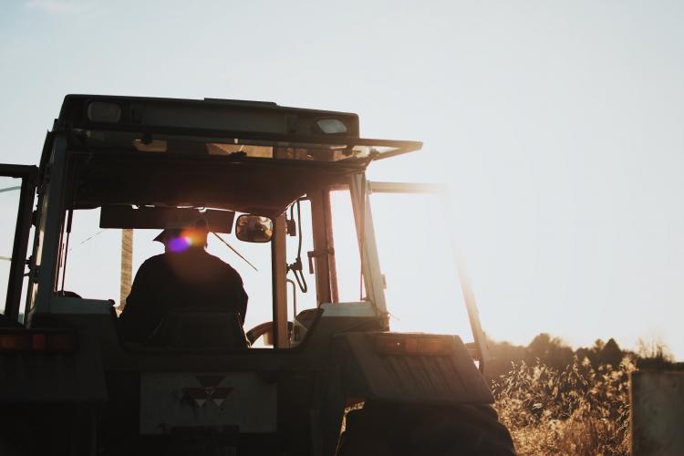 Tragedie în Ardeal! Un bărbat și-a pierdut viața după ce a căzut de pe caroseria unui tractor 