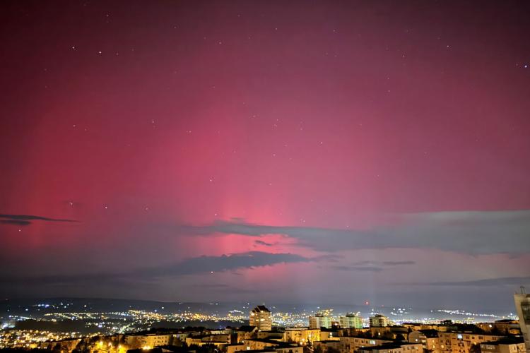  FOTO. Aurora boreală a colorat din nou cerul României. Cum s-a văzut la Cluj 