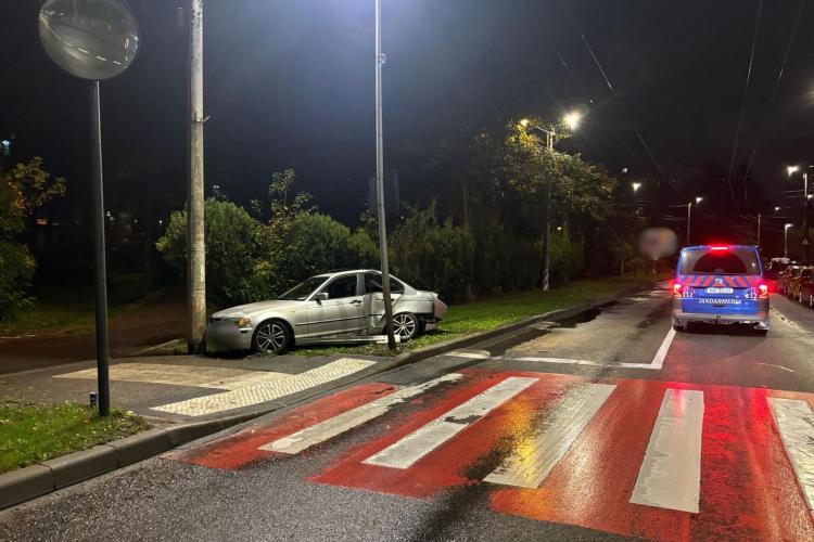 Cluj: Așa au loc tragediile! Un șofer beat criță a intrat cu mașina într-un stâlp, în apropiere de Baza Sportivă Gheorgheni - FOTO 