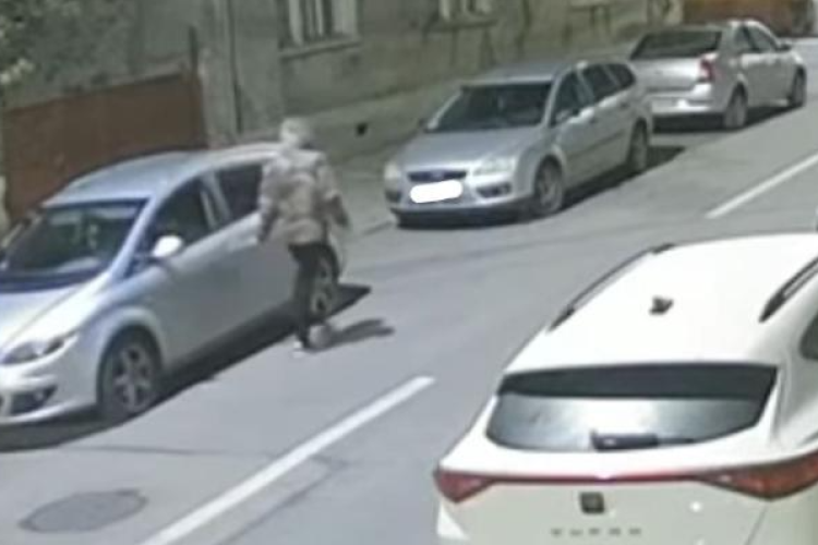 Cum au fost vandalizate 11 mașini în miez de noapte, la Cluj. Individul a fost surprins pe camerele de supraveghere  - VIDEO 