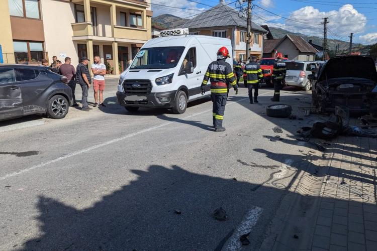 O femeie însărcinată a fost rănită într-un accident rutier în Bistriţa-Năsăud. Medicii au intervenit de urgență 