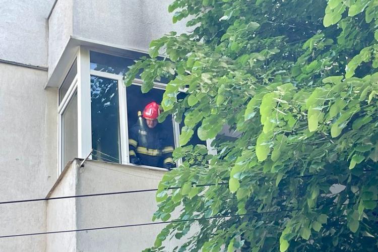 Incendiu într-un bloc din Cluj-Napoca, pe strada Aurel Vlaicu. A pornit de la cauciucurile depozitate