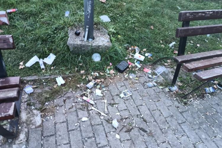 FOTO. Debandadă totală într-un parc din Florești! Mai mulți adolescenți și-au „marcat” teritoriul cu mormane de deșeuri: „Nimeni nu are ce să le facă”