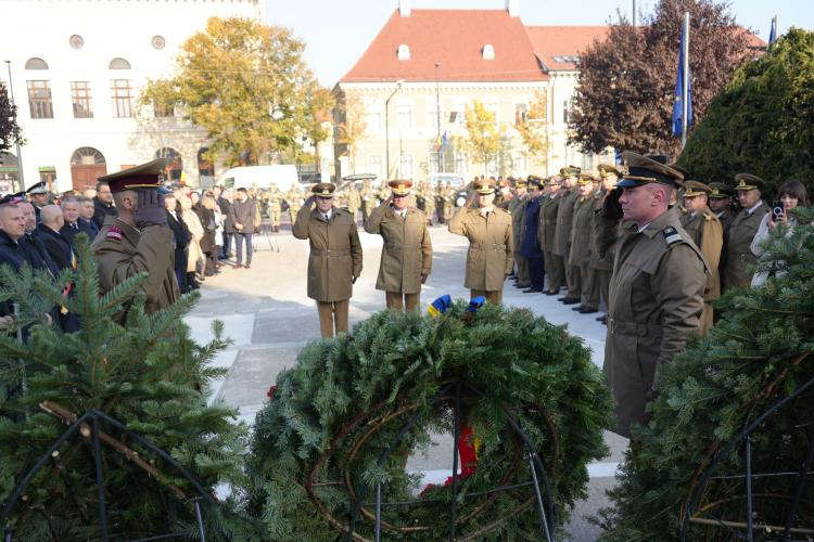 FOTO/VIDEO. Onorul Armatei Române de la Cluj-Napoca. La manifestare au fost prezenți veterani de război și numeroase oficialități