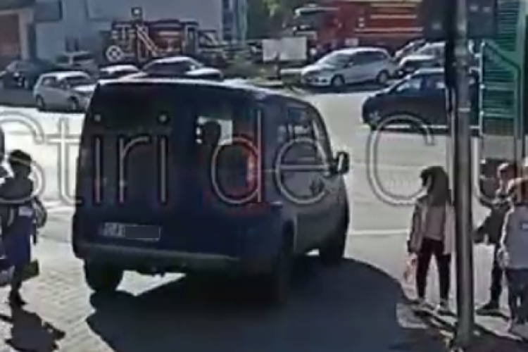 Un grup de elevi, la un pas de a fi loviți de un șofer clujean grăbit: ,,Fiecare circulă după propria regulă de circulație” - VIDEO