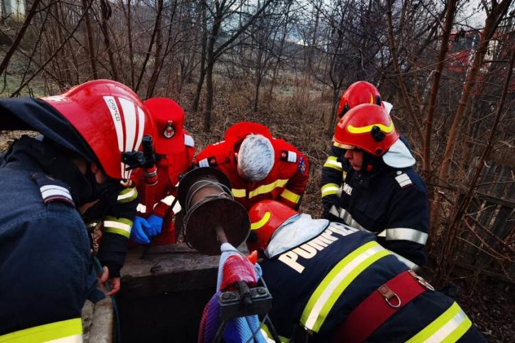 Un bărbat a căzut într-o fântână de 12 metri, după ce a încercat să salveze o oaie. Pompierii au intervenit de urgență  