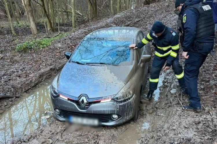 Urmărire ca în filme pe un drum din Cluj! Bărbat beat și fără permis, capturat după kilometri întregi/S-a împotmolit și a luat-o la fugă pe jos