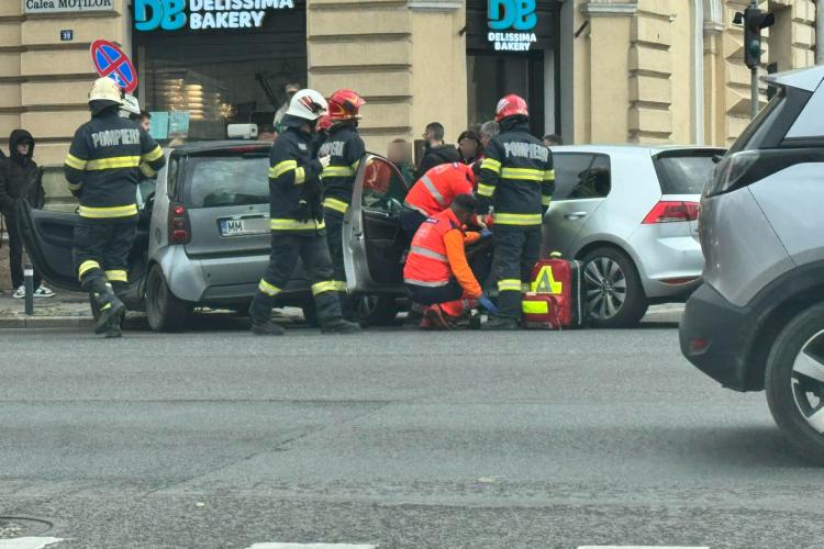 Cluj: Accident pe Moților. Două autoturisme au fost implicate / Medicii intervin de urgență - FOTO