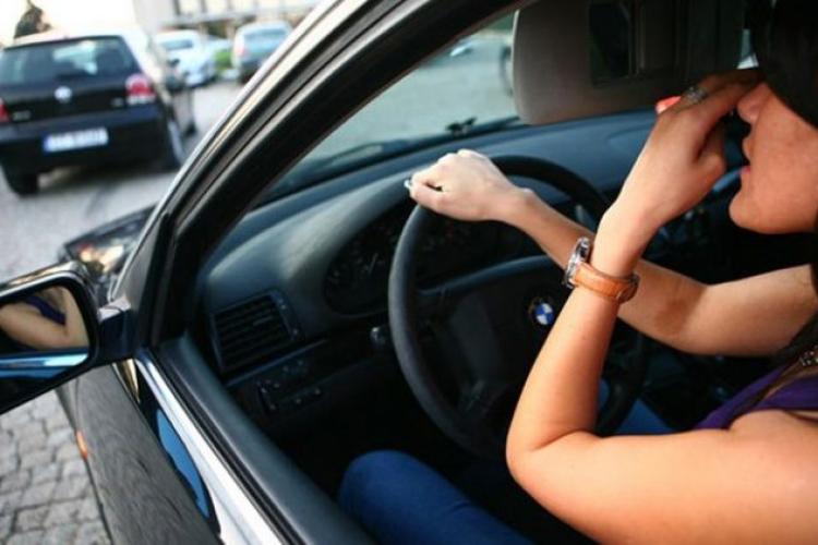 O clujeancă fără permis de conducere și-a mințit prietena că a luat examenul auto ca să-i conducă BMW-ul